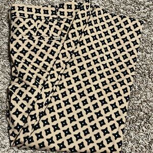 Brown and black pants with zipper and pockets in GUC